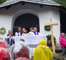 Svätá omša na symbolickom cintoríne Popradské pleso