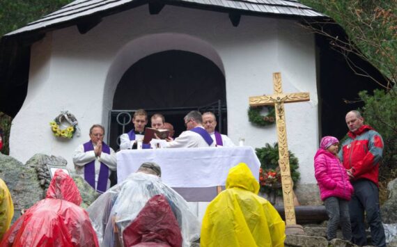 Svätá omša na symbolickom cintoríne Popradské pleso